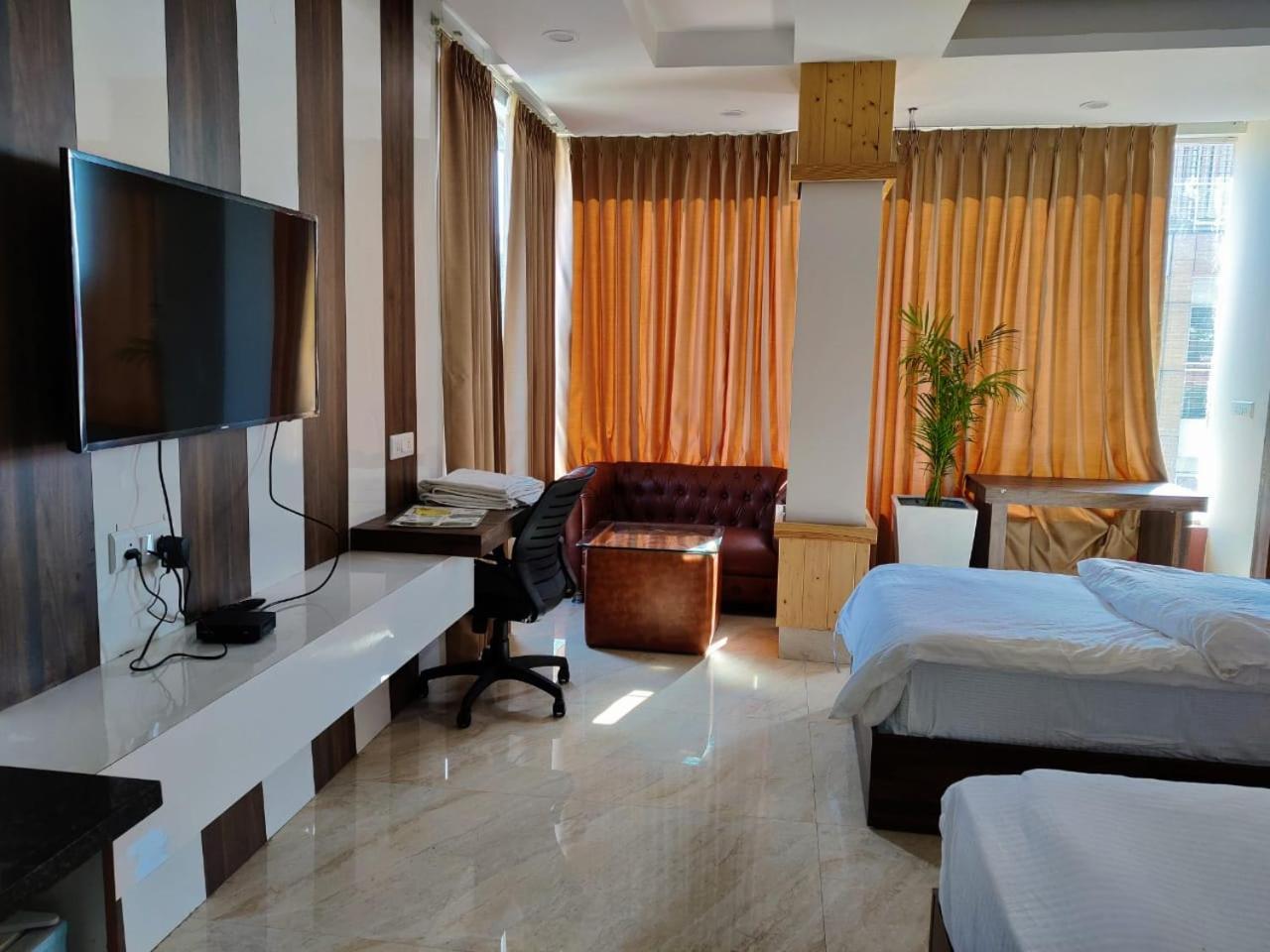 Hotel Maira Dehradun Ngoại thất bức ảnh