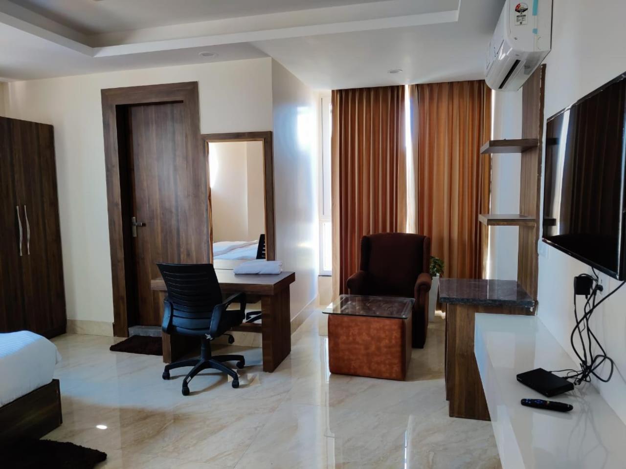 Hotel Maira Dehradun Ngoại thất bức ảnh